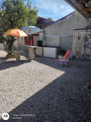 Terrace/patio - 2-bedroom house 850m from the beach, sleeps up to 10 people. (Florianópolis)