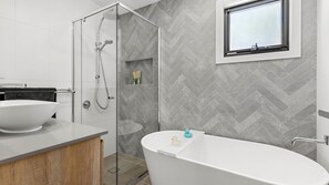 Shower, hair dryer, towels - Bellagio - Swimming Pool with Ocean Views (Callala Beach)