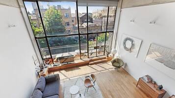 Smart TV, DVD player, books, stereo