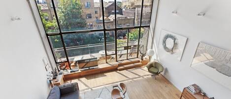 Smart TV, DVD player, books, stereo