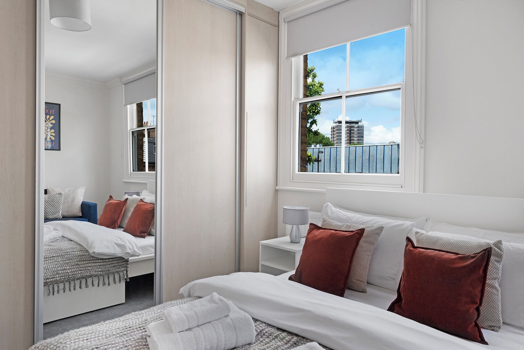 Bureau, fer et planche à repasser, Wi-Fi