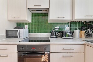 A modern kitchen with a microwave, toaster, kettle, and oven. - Bell Street NW1, Edgware Rd, Marylebone (London)