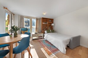 Desk, iron/ironing board, free WiFi, bed sheets - Elmfield Way W9 🚇 Westbourne Park  🚇 Warrick Ave (London)