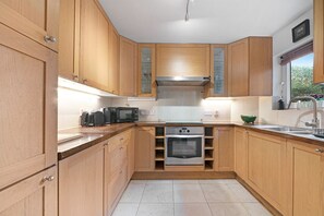 Fridge, microwave, oven, stovetop - Elmfield Way W9 🚇 Westbourne Park  🚇 Warrick Ave (London)