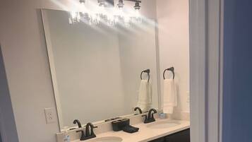 Chuveiro, secador de cabelo, toalhas de banho, sabonete
