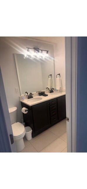 Shower, hair dryer, towels, soap - Modern 3 bedroom house with AC in charming Elizabethtown with free Ev charging (Elizabethtown)