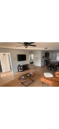 Modern 3 bedroom house with AC in charming Elizabethtown with free Ev charging