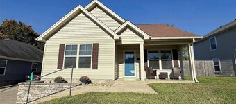 Modern 3 bedroom house with AC in charming Elizabethtown with free Ev charging