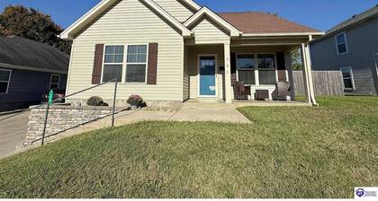 Modern 3 bedroom house with AC in charming Elizabethtown with free Ev charging