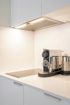 Een koelkast, een microgolfoven, een oven, een kookplaat