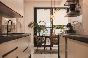 Kühlschrank, Ofen, Kochgeschirr/Geschirr/Besteck