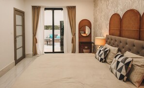 Iron/ironing board, free WiFi, bed sheets - Luxury Apartment Moments from the Promenade (Sliema)