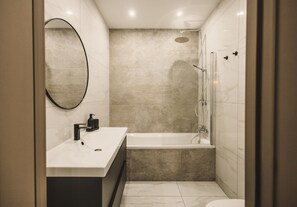 Shower, towels - Luxury Apartment Moments from the Promenade (Sliema)