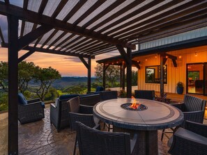 Outdoor dining - Magical Sunset and Vineyard Views (Santa Rosa)
