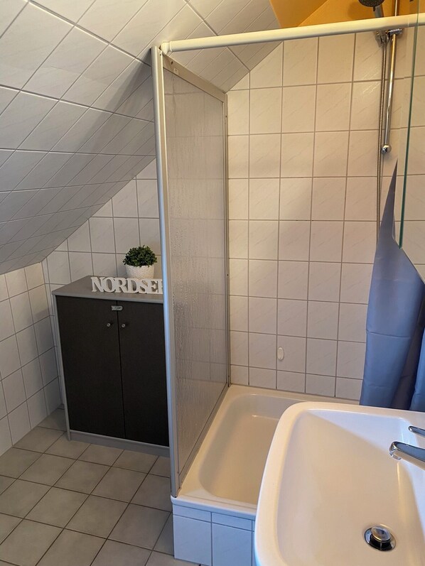 Dusche, Haartrockner, Handtücher, Seife