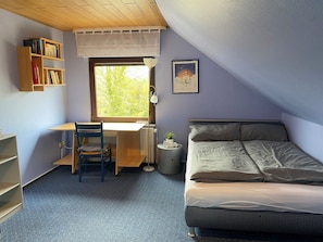 2 bedrooms, travel crib, free WiFi, bed sheets - Your "home port" in Butjadingen - spacious family apartment with pool*sauna*dogs (Butjadingen)