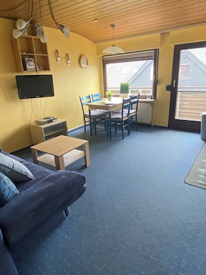 TV, fireplace, table tennis, books - Your "home port" in Butjadingen - spacious family apartment with pool*sauna*dogs (Butjadingen)