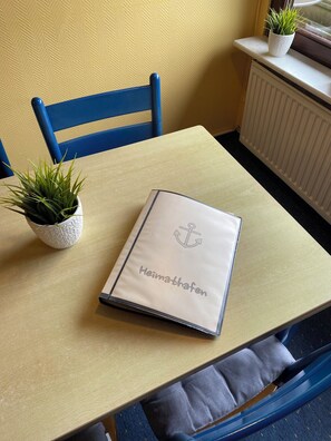 Dining - Your "home port" in Butjadingen - spacious family apartment with pool*sauna*dogs (Butjadingen)