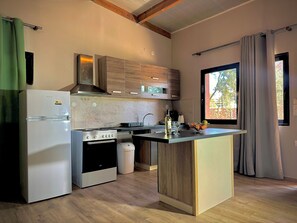 Eine moderne Küche mit Einbauofen, Kühlschrank und einer Holzeile.