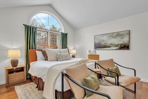 Travel cot, WiFi, bed sheets