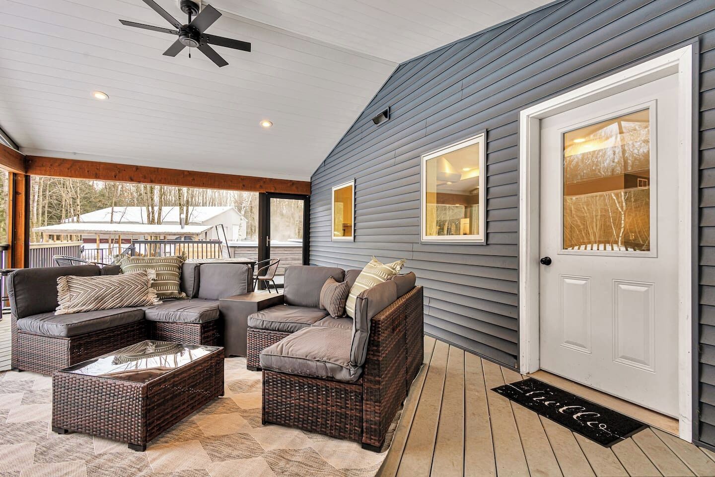 Télévision, cheminée, espaces bureaux