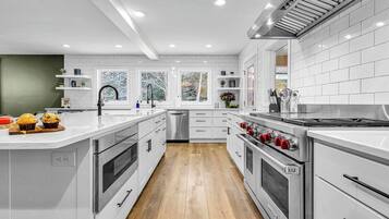 Réfrigérateur, four à micro-ondes, un four, surface de cuisson