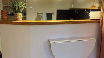 Dusj, hårføner, håndklær og såpe