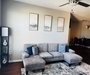 TV - spacious home perfect for families with room for everyone to spread out. (Orlando)