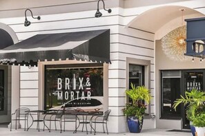 Outdoor dining - spacious home perfect for families with room for everyone to spread out. (Orlando)