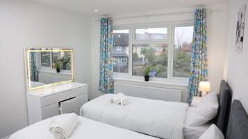 6 bedrooms, desk, iron/ironing board, free WiFi