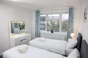 6 bedrooms, desk, iron/ironing board, free WiFi