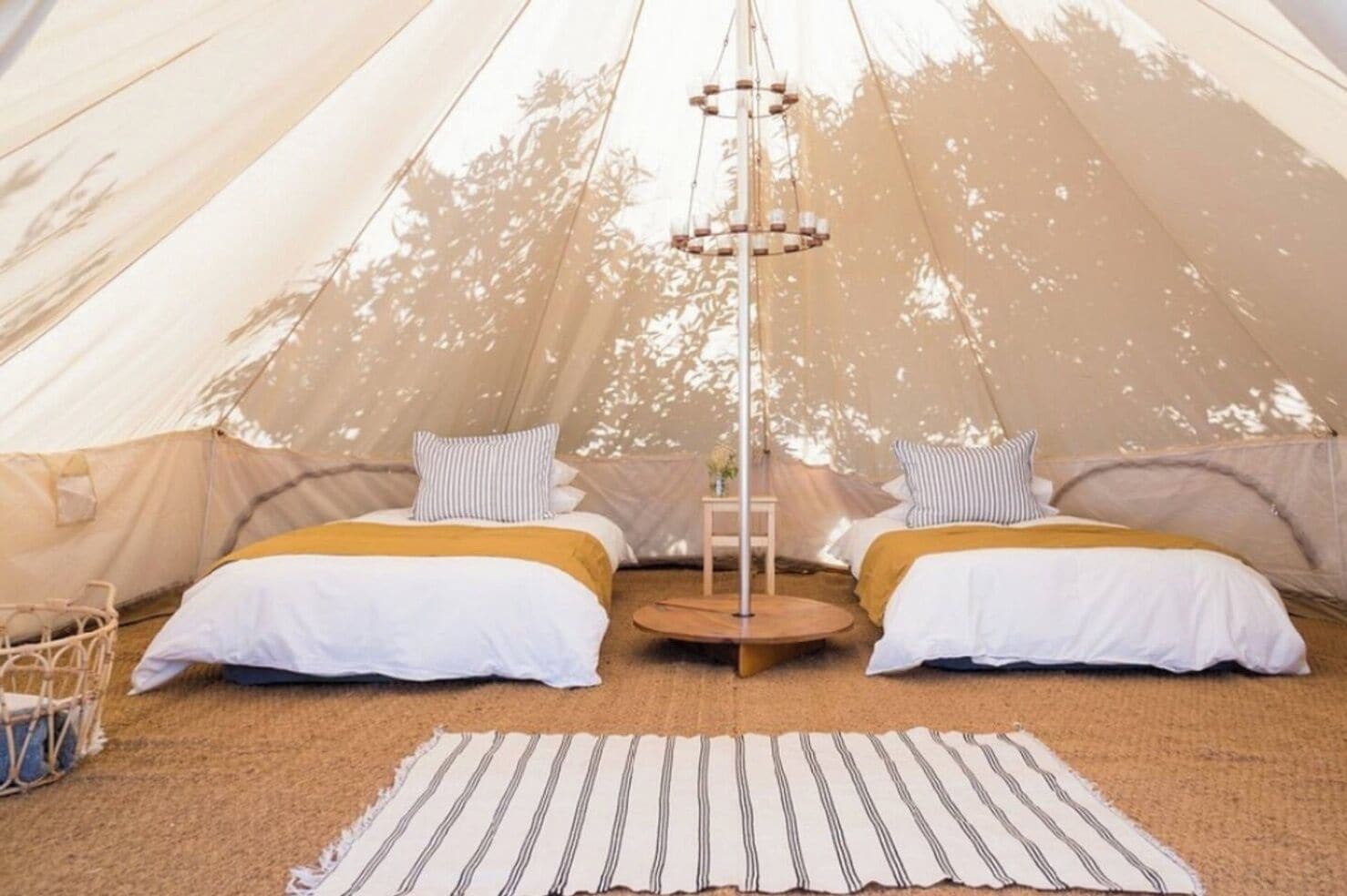 Escritorio, tabla de planchar con plancha, cuna de viaje y wifi gratis