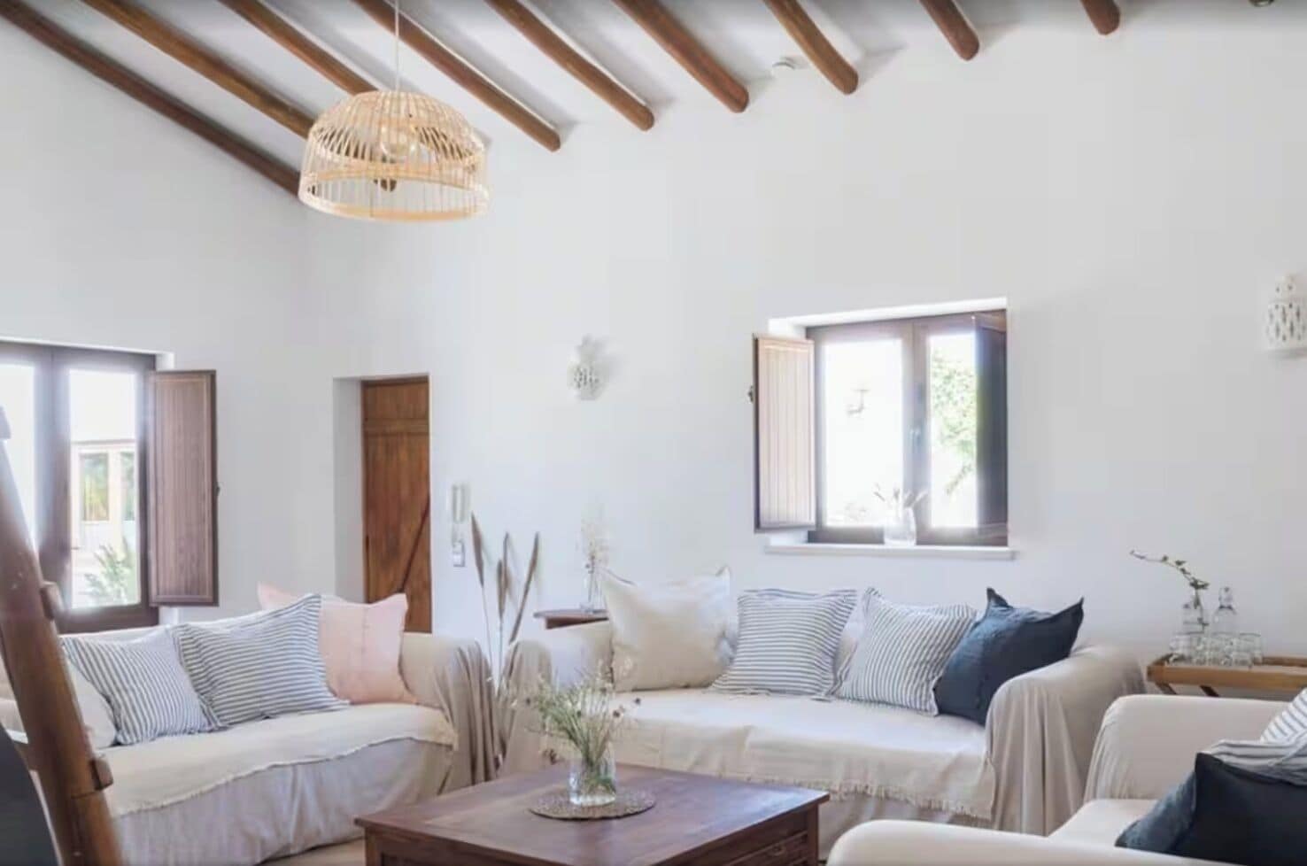 Una televisión, una chimenea