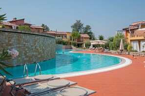 Outdoor pool - One-bedroom apartment in resort with pools and tennis (Manerba del Garda)