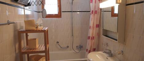 SĂšche-cheveux, bidet, serviettes fournies, savon