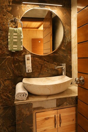 Shower, slippers, towels, soap - Hotel Amadeus (Tehri)