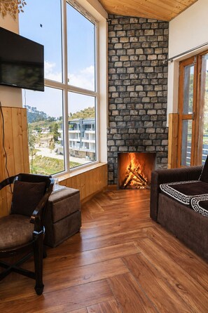 In-room safe, desk, laptop workspace, blackout curtains - Hotel Amadeus (Tehri)
