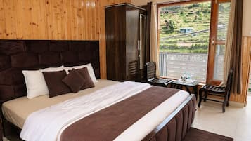 Deluxe kamer | Een kluis op de kamer, een bureau, een laptopwerkplek
