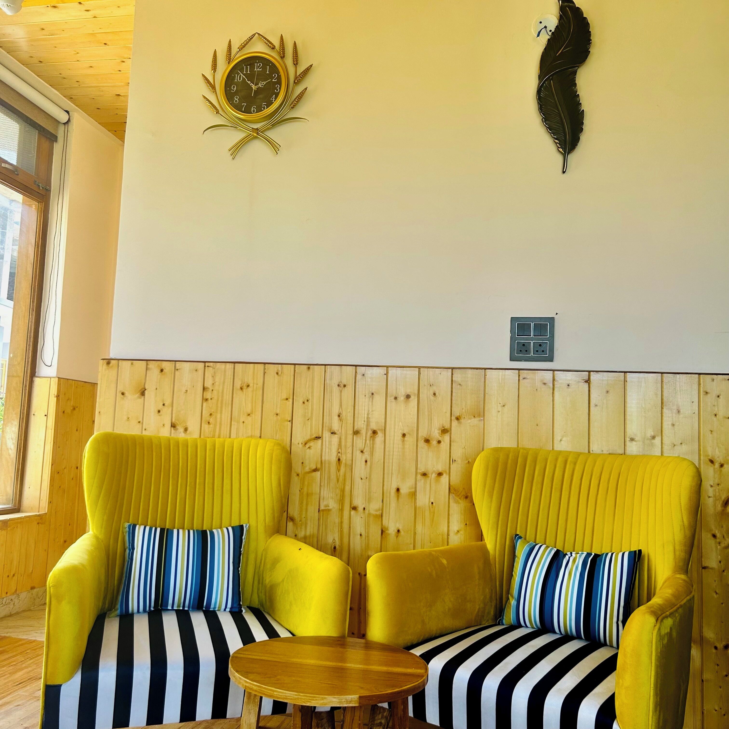 خزنة داخل الغرفة ومكتب وستائر تعتيم ومكواة/لوح كي