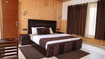 Deluxe Room | In-room safe, desk, laptop workspace, blackout drapes