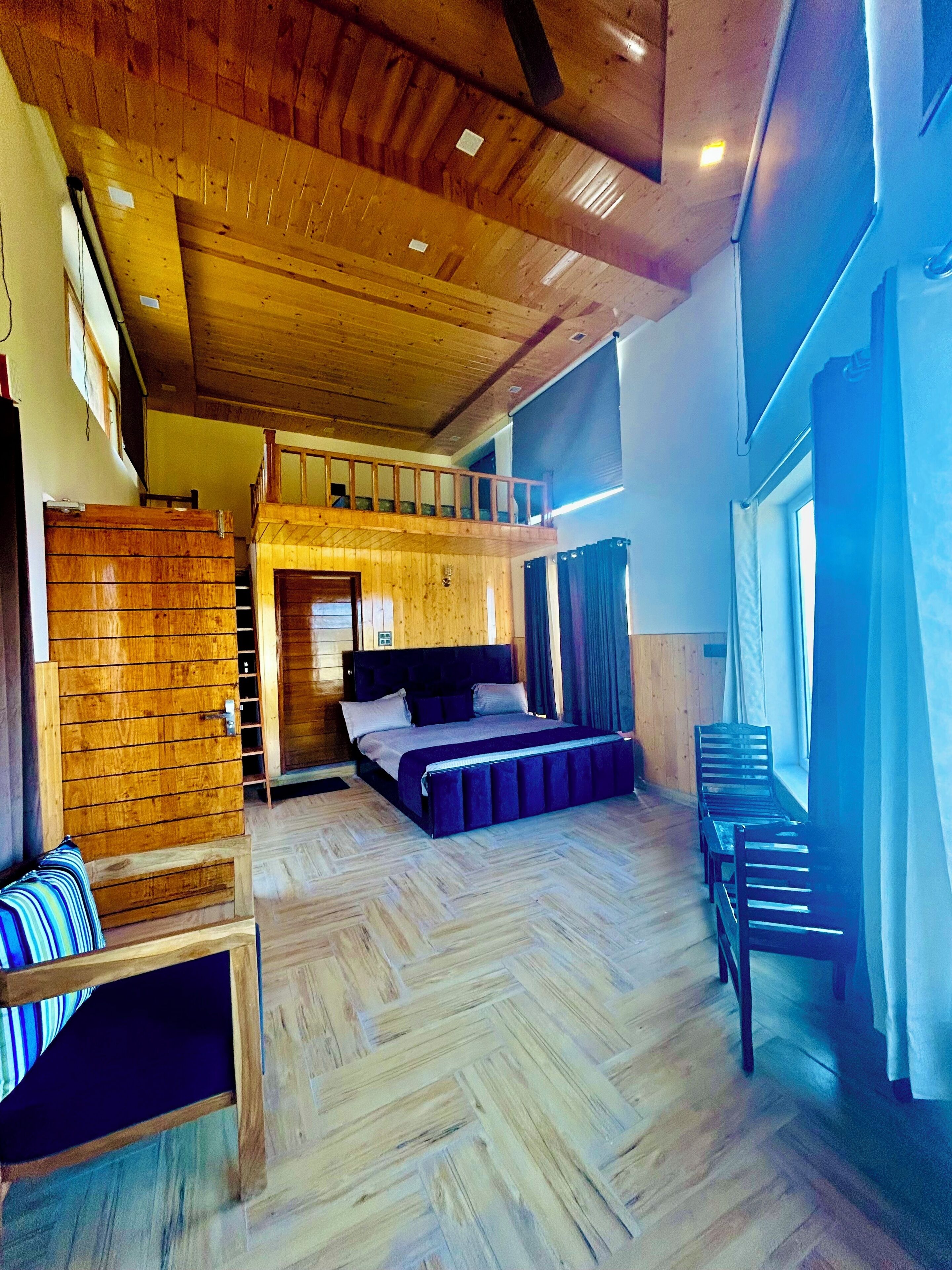 Camera familiare con letto matrimoniale o 2 letti singoli, vista collina | Una cassaforte in camera, una scrivania, tende oscuranti