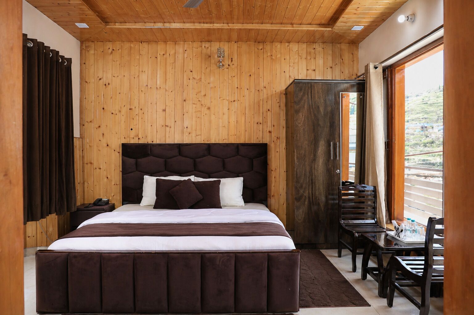 Deluxe Room | In-room safe, desk, blackout curtains, iron/ironing board