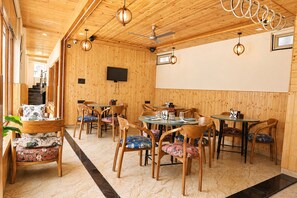 Restaurant - Hotel Amadeus (Tehri)