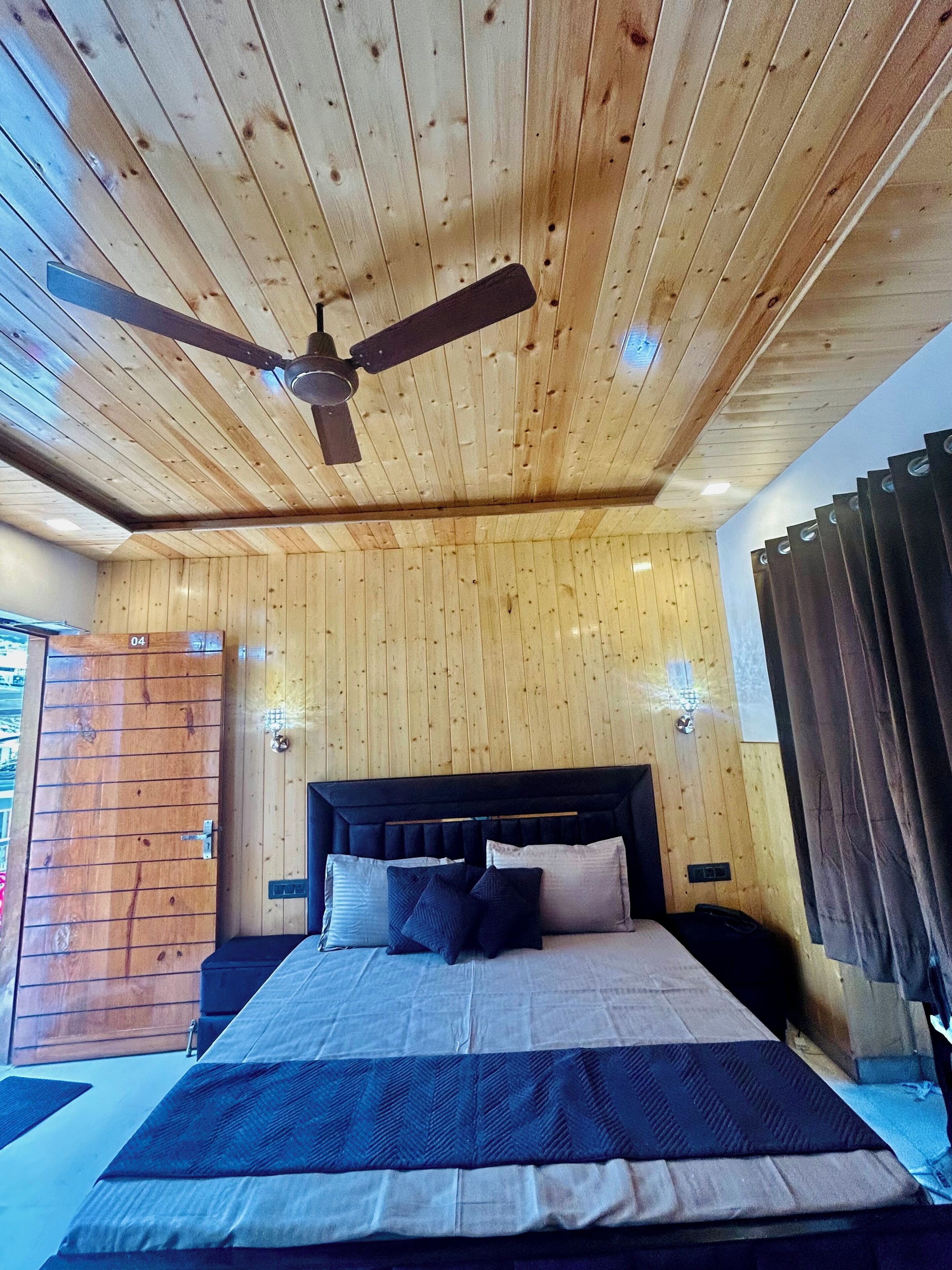 Singola Deluxe, vista montagna | Una cassaforte in camera, una scrivania, tende oscuranti