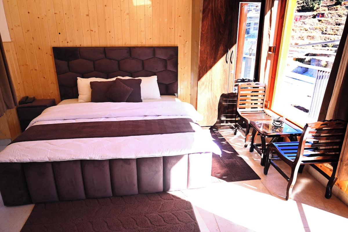 Deluxe Room | In-room safe, desk, blackout drapes, iron/ironing board