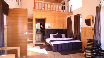 Camera familiare | Una cassaforte in camera, una scrivania, tende oscuranti