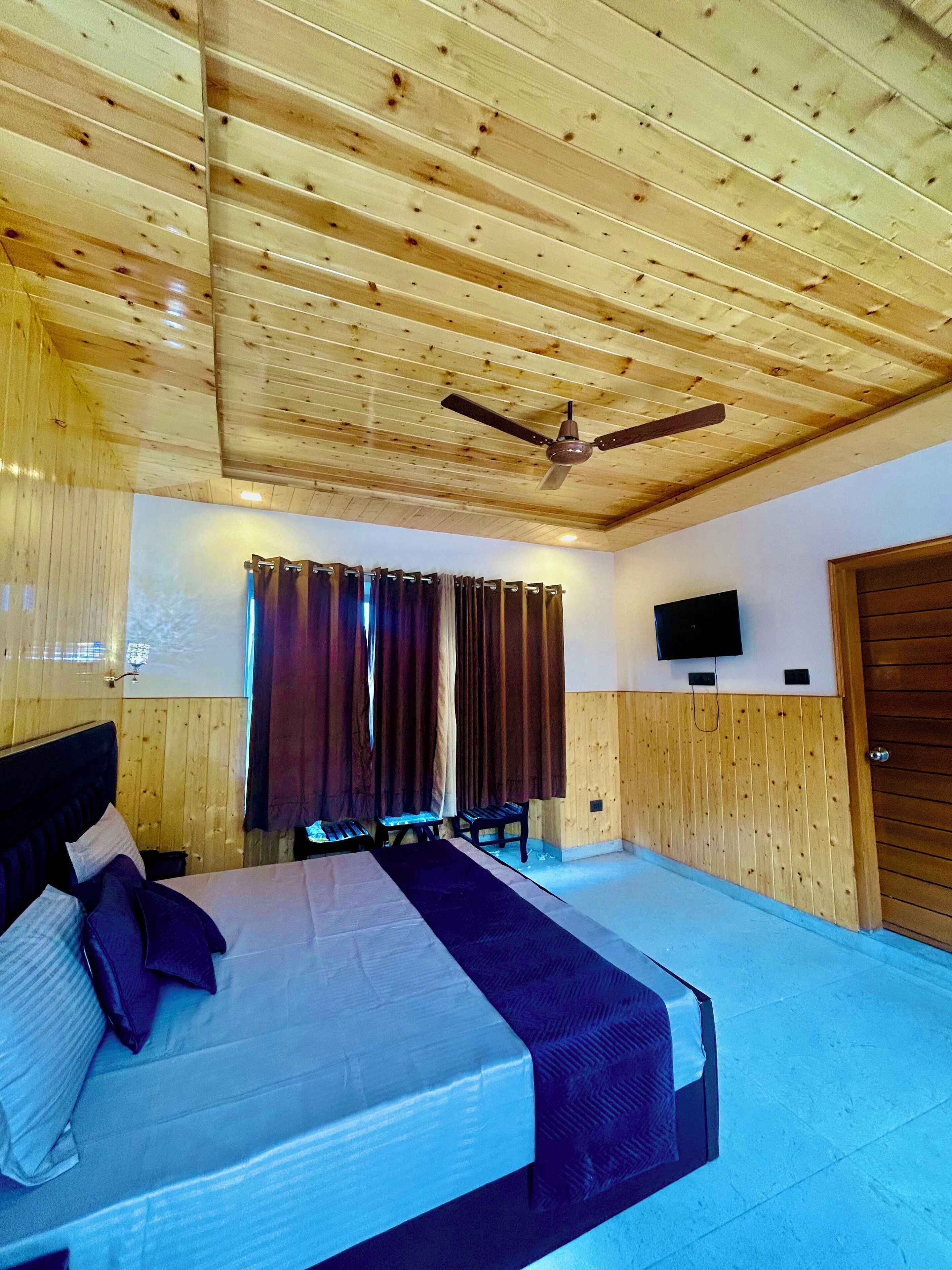 ตู้นิรภัยในห้องพัก, โต๊ะทำงาน, ผ้าม่านกันแสง, เตารีด/โต๊ะรีดผ้า