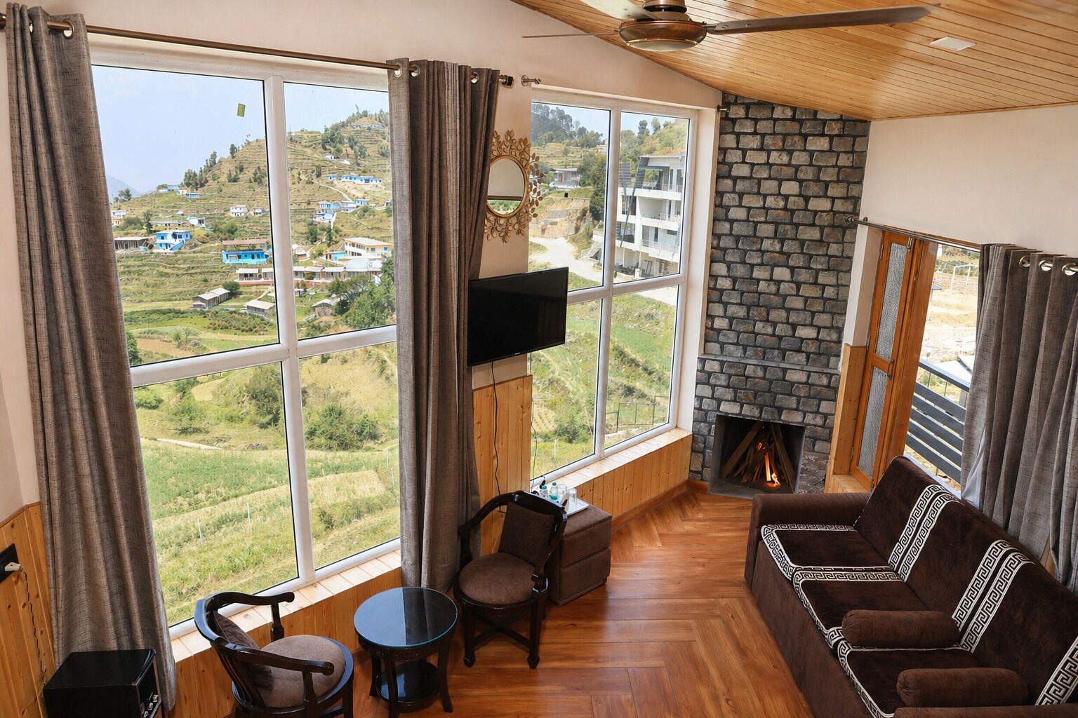 Family Room | In-room safe, desk, laptop workspace, blackout drapes