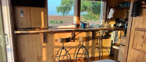 Acceso a internet y ropa de cama