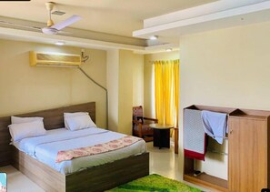 Un dormitorio con cama, armario, escritorio y silla.